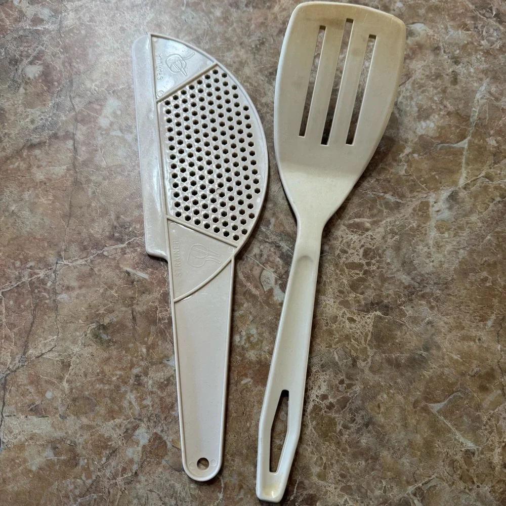 Vintage Unbranded Almond Plastic Pasta Pot Strainer Spatula Slotted Spatula Set